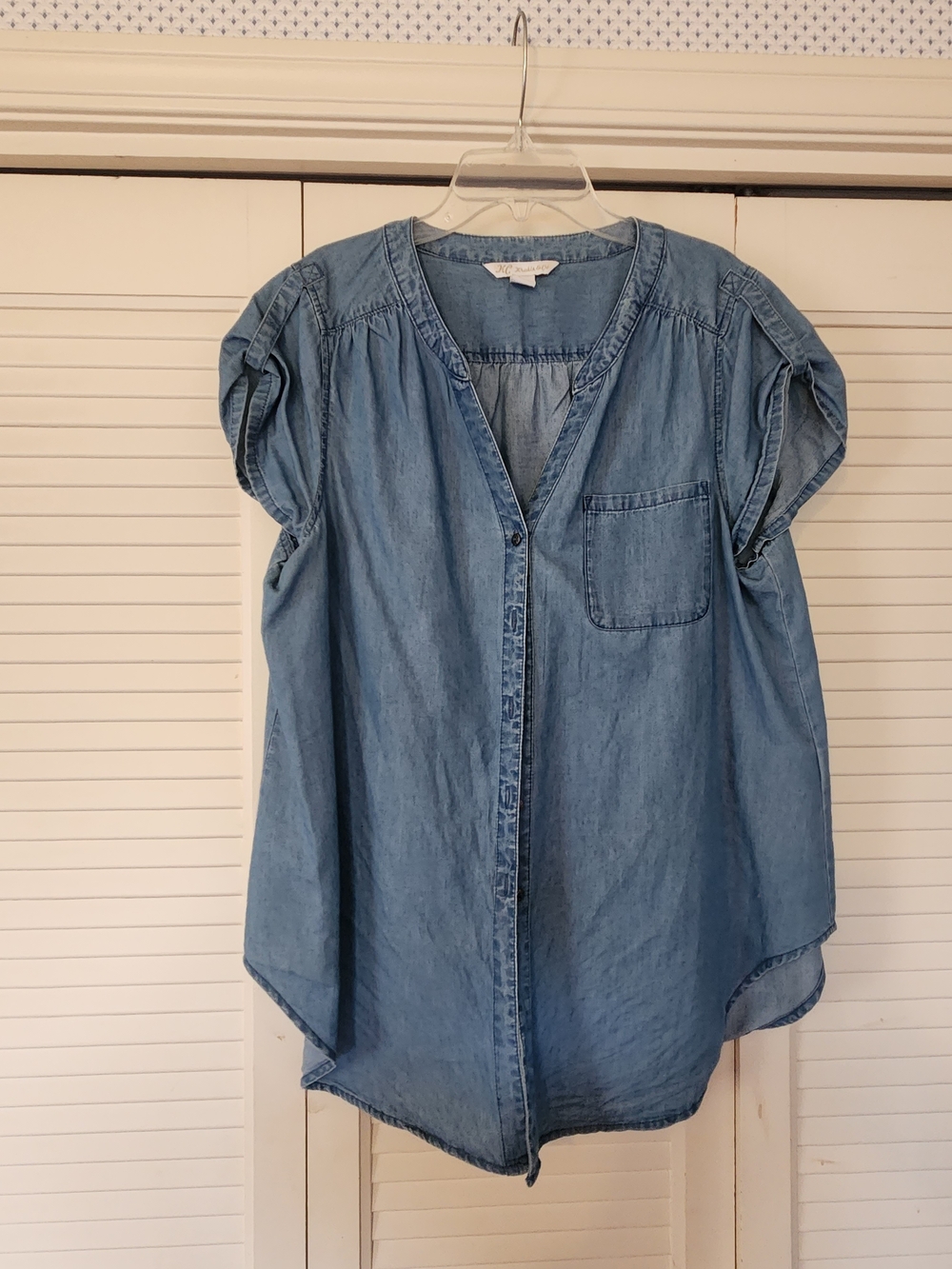 Light Blue Denim Button-Front Women’s Shirt with Puff Sleeves